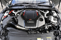 「RS 5クーペ」に縦置き搭載される2.9リッターV6ツインターボエンジンは、最高出力450PS/5700-6700rpm、最大トルク600N・m/1900-5000rpmを発生。8段ATを組み合わせる。