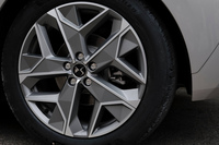 「DS 4エスプリ・ド・ヴォヤージュ」に装備される19インチアロイホイール 「CANNES(カンヌ)」。