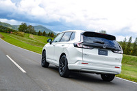 GMと共同開発したFCスタックは最高出力125PSを発生。水素タンクは荷室下(56リッター)と後席下(53リッター)の2つに分けて搭載される。