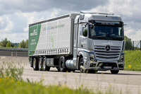 大荷物を積んでの長距離移動が多いことから、今日ではFCVは、中大型トラックといった商用車からの普及が模索されている。写真はダイムラー・トラックが欧州で実証実験を行っている、FCVのトレーラーヘッド。