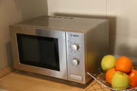 わが家に到着した、ボッシュ製のHMT72G450型グリル付き電子レンジ。