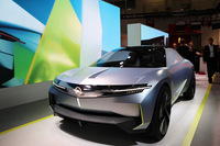 「オペル・エクスペリメンタル」。ステランティスのBEVプラットフォーム上にブランドの新デザイン・アイデンティティーである「Bold and Pure」を具現したモデルだ。