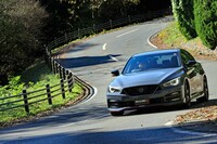 試乗会場のモビリティリゾートもてぎにて、配車場から北ショートコースへと向かう「スカイラインNISMO」。