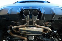 試乗車には、エンジンレスポンスの向上に寄与するパフォーマンスマフラーも装着されていた。