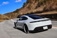 駆動用リチウムイオンバッテリーの総容量は93.4kWh。50kWの急速充電器を使うと、31分で100km走行分がチャージでき、93分で0%から80%まで充電できるという。