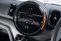 インフォテインメントシステムに組み込まれた「MINIカントリータイマー」。オフロード走行を自動で感知し、その積算時間に応じて画面内のアイコンの姿が変化していく仕掛けだ。