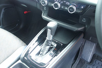 センターコンソールの形状は、運転席、助手席の双方からアクセスしやすい左右対称の2段形状に改められた。従来型では前席用にUSB Type-Aポートを2口備えていたが、最新モデルでは助手席側のポートがUSB Type-Cに変更された。