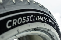 「クロスクライメート3スポーツ」では全サイズでサイドウォールに「フルリングプレミアムタッチ」の表面処理を採用。深みのある上質な黒さを実現し、タイヤをより黒く美しく見せている。