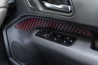 ベースモデルの内装でも売りのひとつである「ANDONイルミネーション」をレッドに変更。車両内部に秘めたエネルギーが漏れ出すイメージだという。