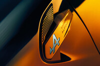 アルピーヌのロゴが入ったオーナメント。