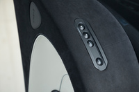 リアトランクの開閉ボタンは、メンテナンスハッチの開閉ボタンなどとともに、ディヘドラルドアに配置されている。