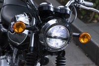 デザインはクラシックだが装備はモダンな「メグロS1」。ヘッドランプはLEDで、ブレーキは前後ともにディスク式でABSも採用。今日の交通事情のなかでも、痛痒(つうよう)なく走らせることができる。