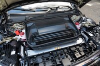 ボンネットはフェンダー部分までカバーするクラムシェル型で、通常は開かないようになっている。中央の黒い部分の手前に空気清浄機用HEPAフィルターが装着されている。