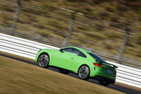 4WDシステムは、リアアクスルの電子制御式油圧多板クラッチにより、後軸に随時適量の駆動力を伝達。走行安定性やコントロール性の向上に加え、0-100km/hが3.7秒という加速性能にも寄与している。