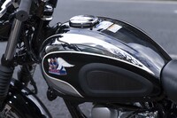 メッキとブラック塗装のコントラストが美しい燃料タンク。容量は11リッターで、カタログ上の燃費値を参考にすれば、400km強の走行距離を実現している。
