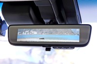 デジタルインナーミラーを使えばクリアな後方視界が得られるが、クルマの長さを感じ取りづらくなるのが難点だ。