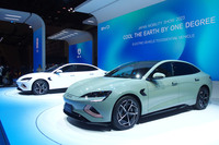 BYDが2024年春に発売する電動セダン「シール」の右ハンドルモデルを公開【ジャパンモビリティショー2023】