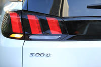 本国フランスで2009年に登場した「プジョー5008」。当初は「シトロエンC4ピカソ」と設計を共有するミニバンだったが、2代目となる新型は初代とは全く異なるスタイリングのSUVとなった。