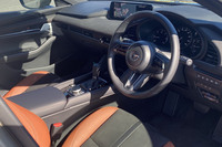 インテリアでは、テラコッタカラーとブラックを組み合わせたカラーコーディネートやガンメタリックの加飾が特徴的。運転席10Wayパワーシート&ドライビングポジションメモリー機能、運転席&助手席シートヒーターなどがセットになる「ドライビングポジションサポートパッケージ」が標準で備わるなど、充実した装備の採用も「レトロスポーツエディション」のトピックである。