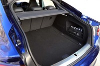 「スポーツバック」スタイルがもたらす恩恵は、ボディーの美しさだけではない。リアゲートの広大な開口部が、ユーティリティー性も高めている。