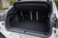 後席使用時の荷室容量は525リッター。40:20:40の3分割可倒式となるリアシートの背もたれをすべて前方に倒せば、最大1400リッターに拡大することができる。この数値はICE車よりも前者が35リッター、後者が70リッター少ないものとなる。