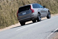 先進安全・運転支援装備「インテリセーフ」が全車にフル機能で備わるのはボルボならでは。最新モデルでは車線維持支援システムのキャンセル時にステアリングを振動させる(従来は警告音のみ)などの改良が加えられている。