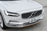 フロントのバンパー下部には専用カオリングレーカラー・ボディーパーツを装備。