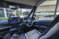 ご覧のとおり運転席は無人で、助手席には保安員が座っている。自動運転のプログラムは独自だが、車両の制御には「プロパイロット2.0」のシステムを拡大して使っているという。