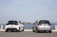 今回、「フィットe:HEVネス」(写真右)では約500kmの距離を試乗。燃費は満タン法で18.6km/リッター、車載の計測器で19.5km/リッターを記録した。対する「ヤリス ハイブリッドZ」(同左)の試乗距離は520kmほどで、燃費は満タン法で21.5km/リッター、車載の計測器で21.9km/リッターとなった。