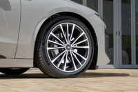 ホイールサイズは19インチが標準だが、「S lineパッケージ」装着車では、20インチのホイールに前:235/45R20、後ろ:265/40R20サイズのタイヤが組み合わされる。