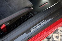 「718ボクスターGTS」のサイドシルは、専用のプレートでドレスアップされる。