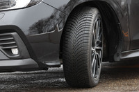 「ベクター4シーズンズ」の特徴といえるV字型トレッドパターンを「GEN-3」も継承。センター部に向かって溝の幅を細くするなどの工夫で、パターンノイズの低減を図っている。