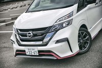 フロントマスクには、専用デザインのフロントバンパーや「NISMO」のバッジが装着される。車両全体の空力デザインには、SUPER GTに参戦する「日産GT-R」で培った技術が投入されている。