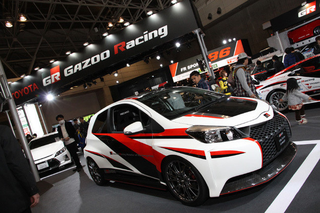 「トヨタ/GAZOO RACING」のブース。手前は「GRMNヴィッツ ターボ コンセプト」。