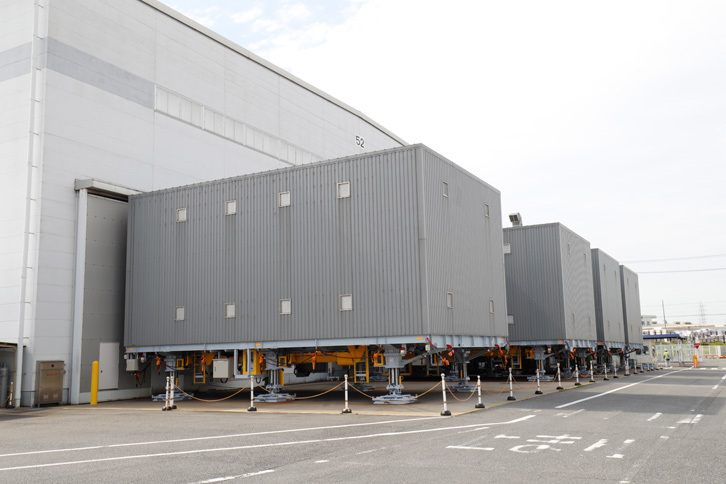 組み立てられた部品は、写真のコンテナで出荷される。