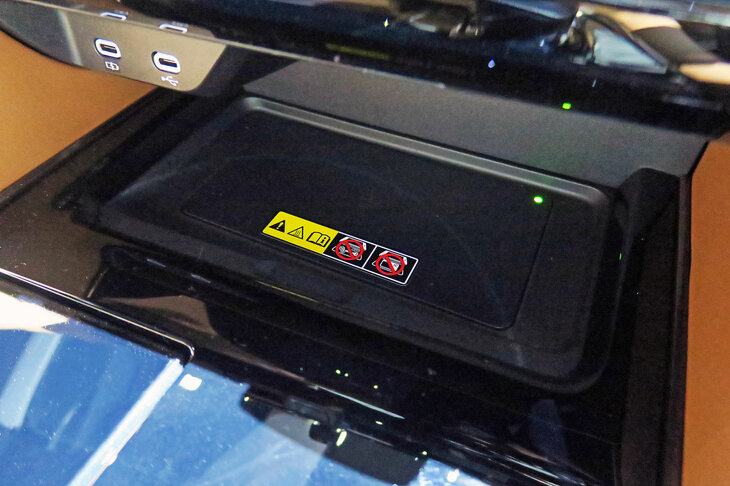 トヨタ・ヴェルファイアZプレミア(ワイヤレスチャージャー)