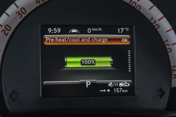 最高出力60kW、最大トルク160Nmの電気モーターと、容量17.6kWhのリチウムイオンバッテリーを搭載。