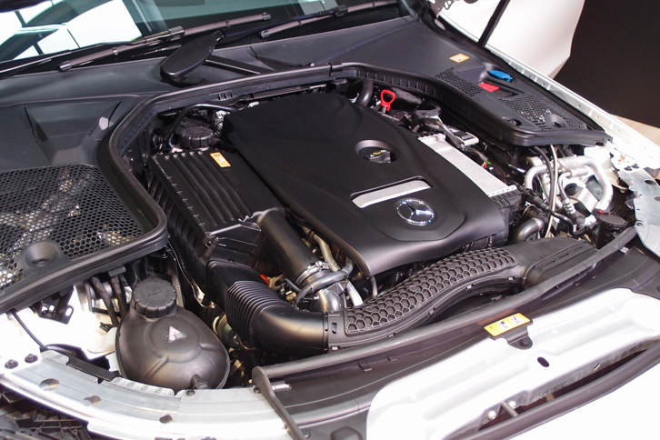 1.6リッター直列4気筒直噴ターボエンジン。1200rpmの低回転域から25.5kgmの最大トルクを発生する。