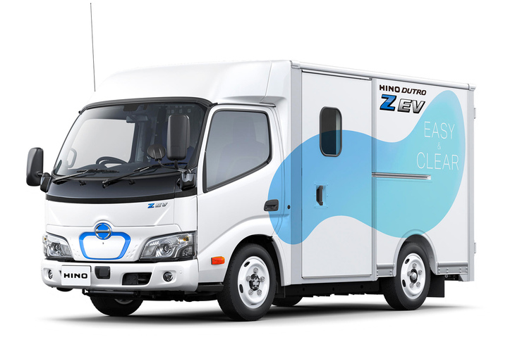 2022年6月に発売された「日野デュトロZ EV」。FWDのEV専用シャシーによって超低床構造を実現しており、それが荷役作業性や乗降性の改善に寄与。軽商用EV同様、物流のラストワンマイルにおける使い勝手を追求したモデルとなっている。