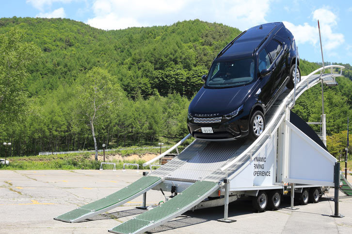 本格的な4WD機構に加え、任意の車速(2~30km/hの間で設定可能)での一定速走行を可能にする「オールテレインプログレスコントロール」や、状況に応じて最適な走行モードを選択できる「テレインレスポンス」など、オフロード走行を想定したさまざまな電子装備が採用されている。