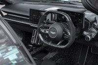 F1マシンから着想を得たというステアリングホイールは、トップとボトムがフラットな形状になっている。