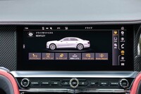 インストゥルメントパネル中央には12.3インチのタッチ式ディスプレイが備わる。写真は車高調節をはじめとする車両設定の画面表示。