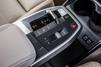 スイッチ式のシフトセレクターやドライブモード切り替えスイッチ、エンジンのスタート/ストップスイッチなどが配置されるシフトパネル。「MY MODE(マイモード)」スイッチの操作で、メーターの表示や照明などの車内環境が切り替わる。