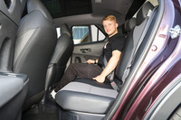 後席周辺の素材は硬質プラスチックが多く、センターアームレストはない。視界の点でも優れておらず、ここで「C-HR」は乗員に妥協を要求する。ヘッドルームは、身長1.85mくらいまでなら十分なはずだ。ちなみに、筆者(写真)は1.73m。