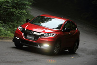 「ヴェゼル」用には、ハイブリッド車に限りのスポーツサスペンションが用意される。FF車と4WD車とで、異なるセッティングが施されている。