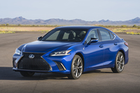 新型「レクサスES」には、2.5リッターエンジンをベースとするハイブリッド車「ES300h」のほか、市場によっては3.5リッターV6モデル「ES350」をはじめとするガソリン車がラインナップされる。