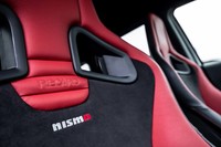ヘッドレスト一体型のシートバックを採用するツートンカラーのレカロシートは、オプションアイテム。「RECARO」と「nismo」のダブルネームで、それぞれのロゴが入っている。