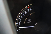 システムが急なアクセルの踏み込み操作を「ペダルの踏み間違い」と判断すると、アクセル開度に関わらずエンジンをアイドリング状態に保ち、急加速を抑制する。