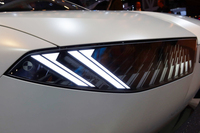 「BMWコンセプト ノイエクラッセ」では、顔の上半分がすべてキドニーグリルとなり、ヘッドランプもその内側に収まるかたちとなった。