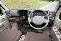 「Jリミテッド」の特別仕立ては外装のみで、内装は普通の「JOINターボ」と変わらない。スポーク上にひとつもスイッチがないステアリングホイールは今や希少。